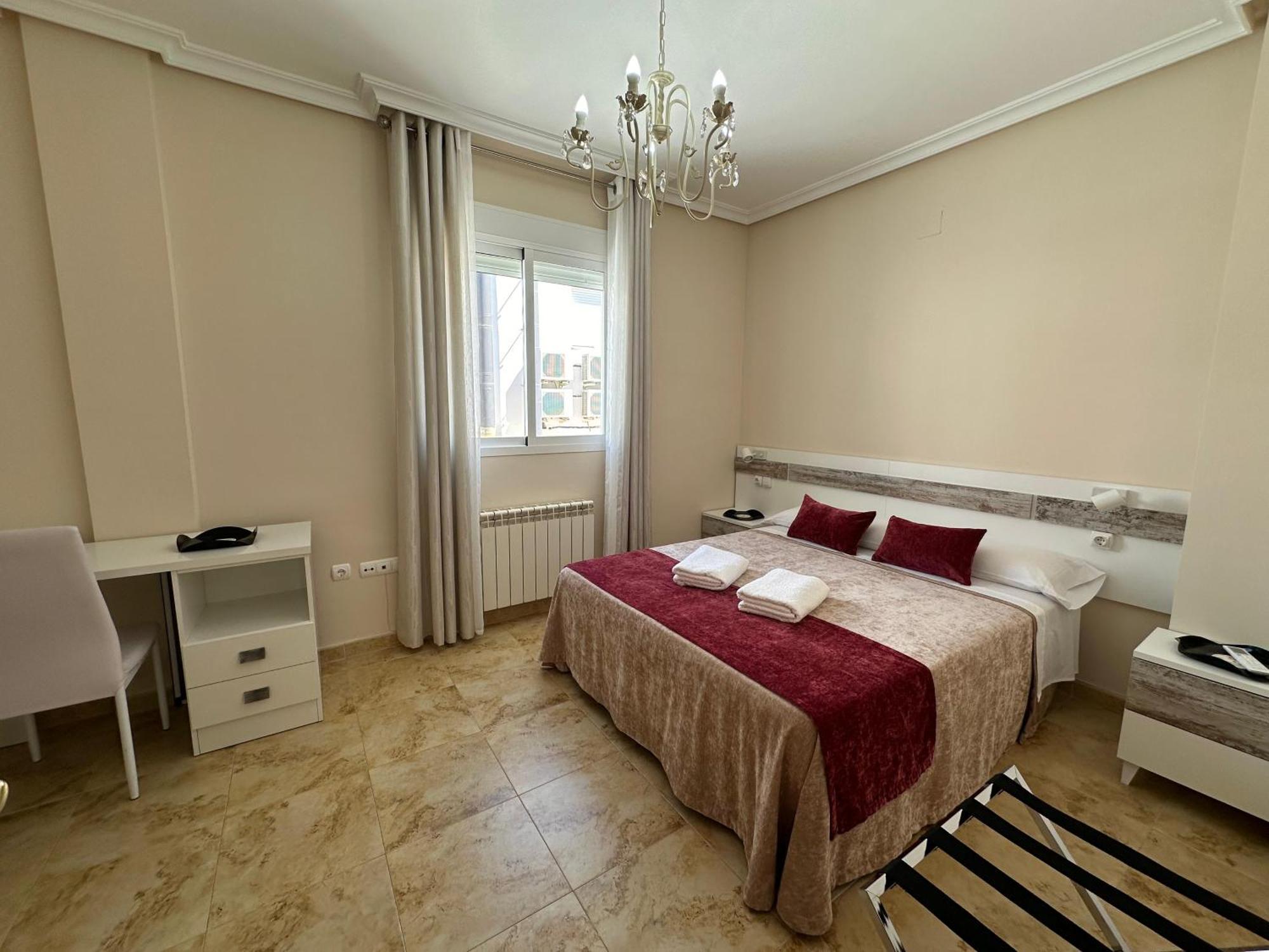 Villa Casa Grande De Tres Plantas Con Parking Gratis à Linares  Extérieur photo