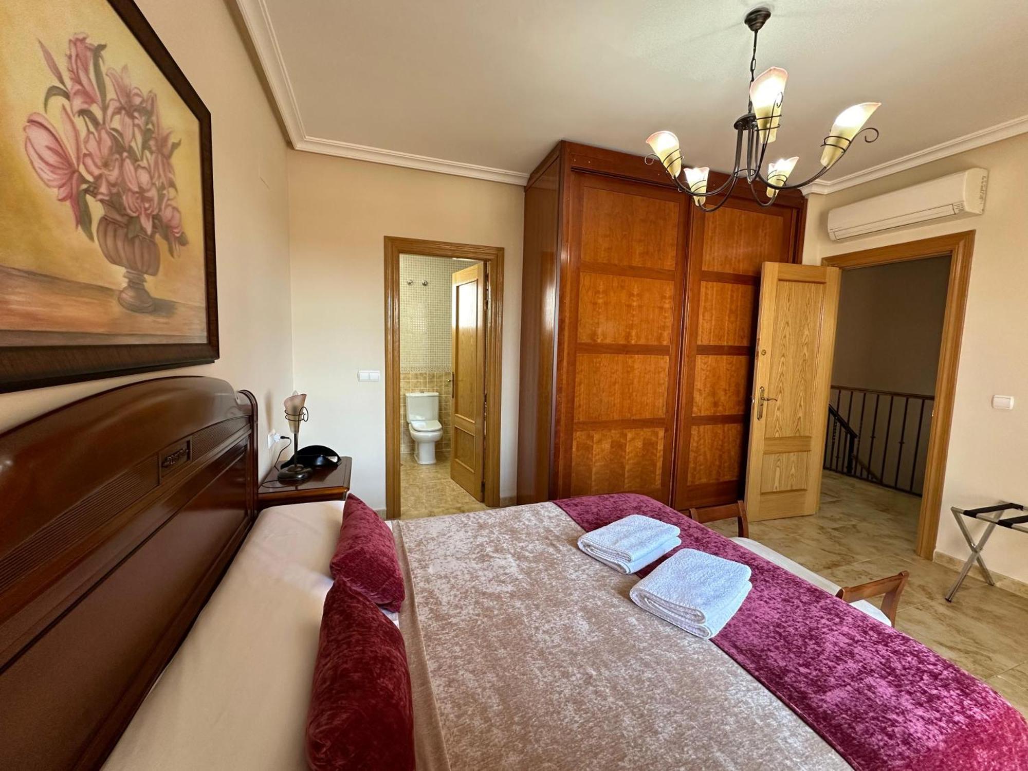 Villa Casa Grande De Tres Plantas Con Parking Gratis à Linares  Extérieur photo
