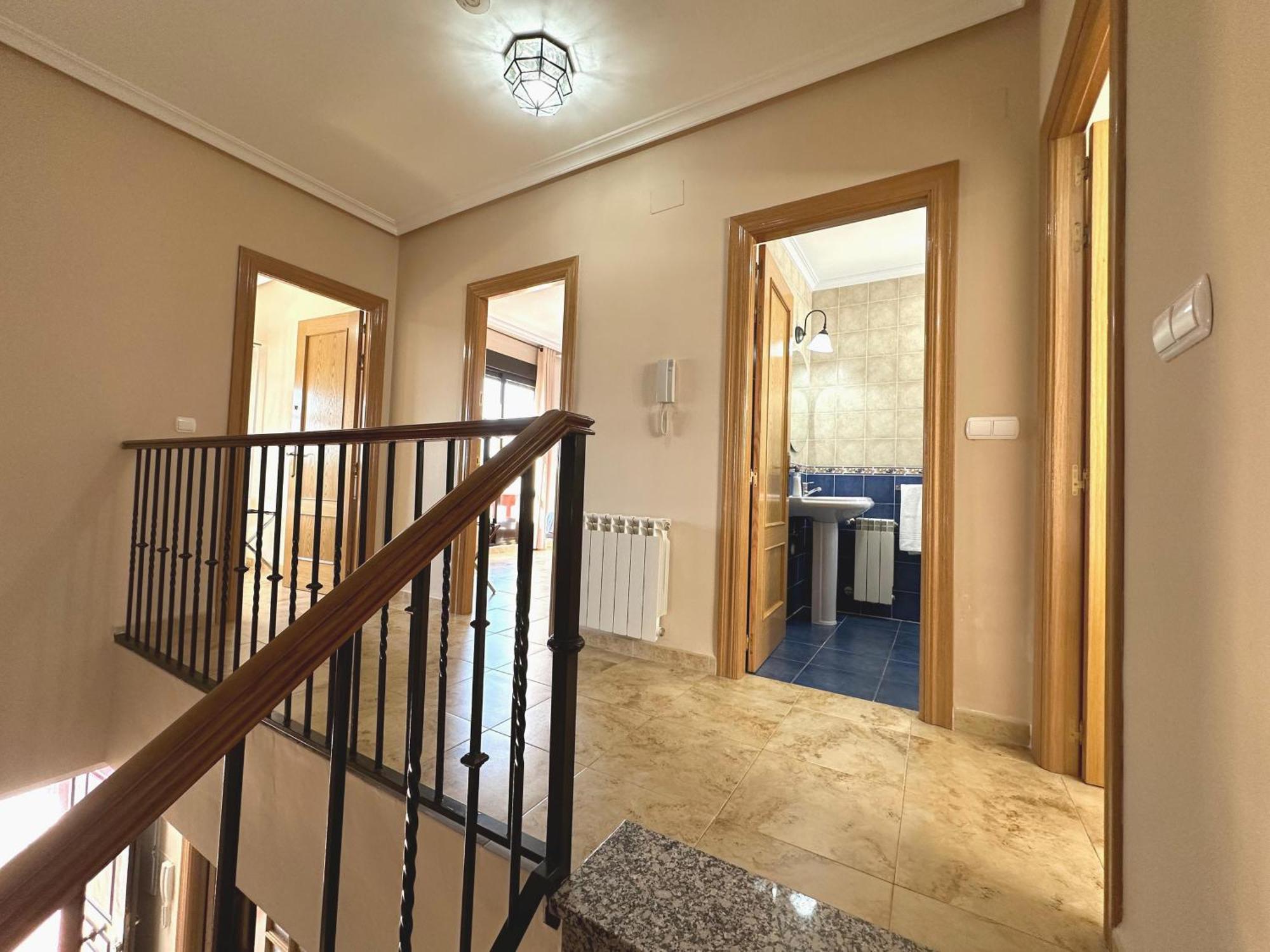 Villa Casa Grande De Tres Plantas Con Parking Gratis à Linares  Extérieur photo