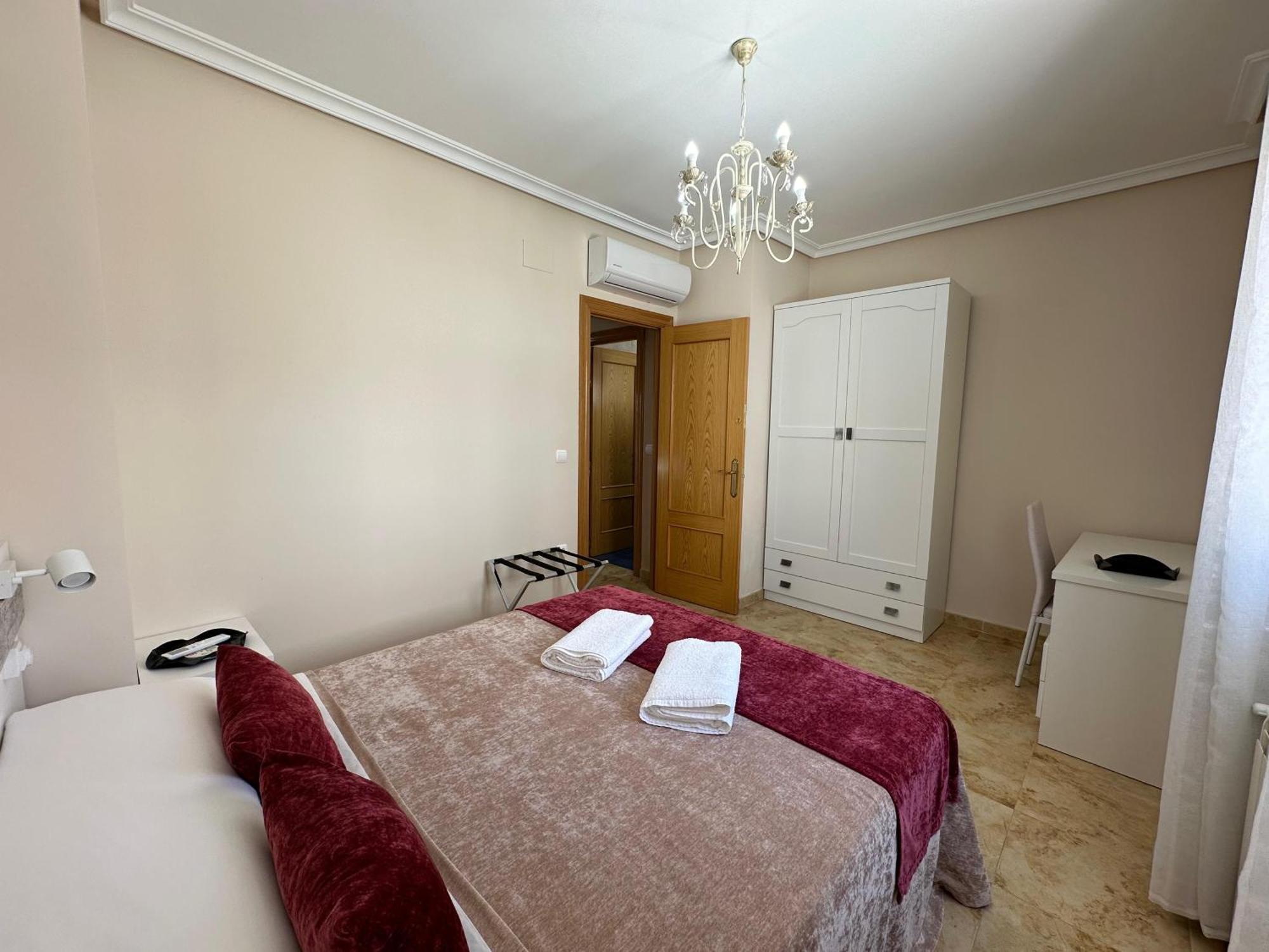 Villa Casa Grande De Tres Plantas Con Parking Gratis à Linares  Extérieur photo